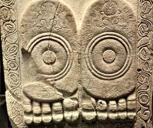 2 BC Buddha footprints carvede in stone whit symbols. (Khondort / wikimedia.org)