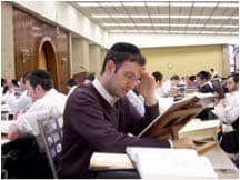 Studying at Yeshivas Ner Yisroel by Rippeym3 via Wikimedia CC