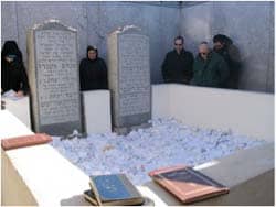 The Chabad Rebbe's grave in NYC: Photo courtesy of אבגד via Wikimedia CC